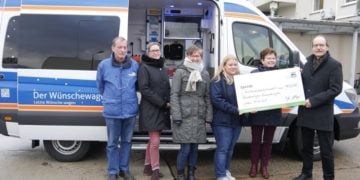 Reinhard Beer (re.), Kaufmännischer Geschäftsführer der LWG, übergab an ASB-Mitarbeiterin Melanie Schwalbe (3.v.r.) einen symbolischen Scheck über 1.600 € für den Brandenburger Wünschewagen
