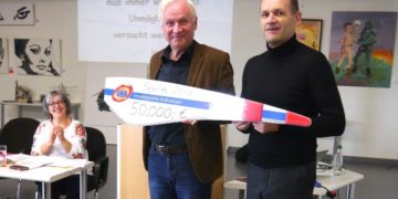 Guido Hedemann (r.) übergibt den Spendenscheck an Dieter Dombrowski