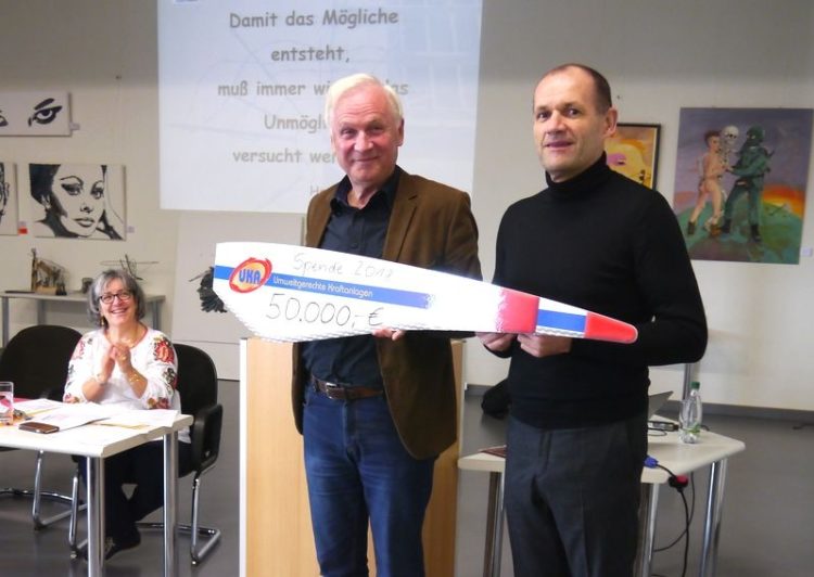 Guido Hedemann (r.) übergibt den Spendenscheck an Dieter Dombrowski