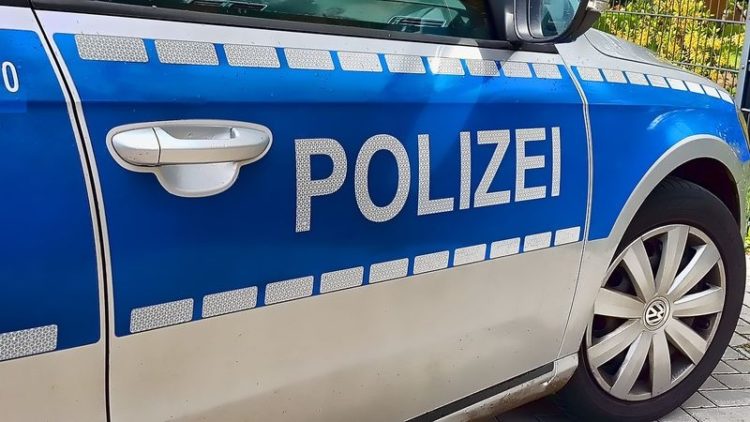 Autofahrer in Straupitz begeht Unfallflucht. Radfahrerin schwer verletzt
