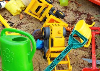 Cottbuser Elternbeirat und Elterninitiative demonstrieren gegen Kitabeiträge