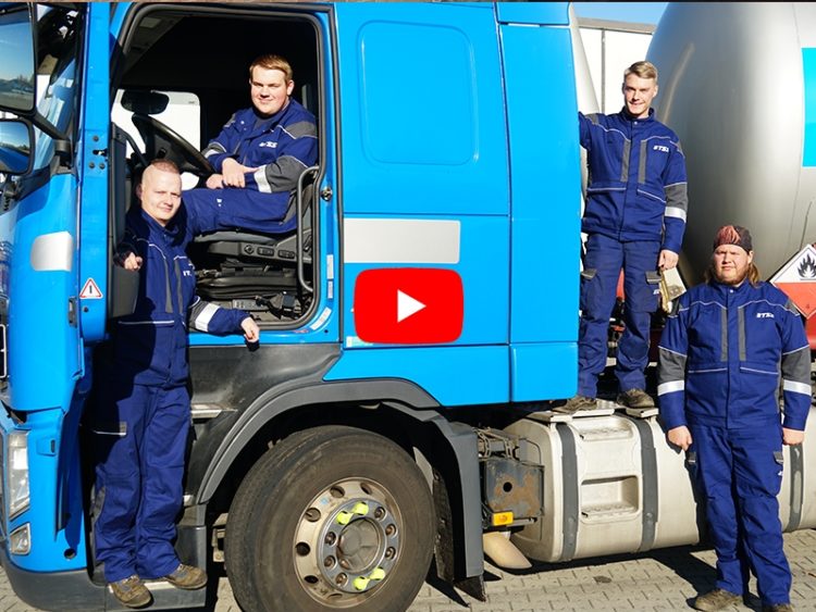 Vier TSS Azubis aus dem neuen Imagefilm der IHK Cottbus für Berufskraftfahrer