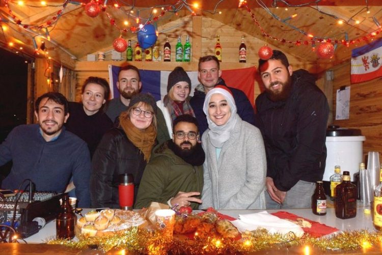 Studentischer Weihnachtsmarkt bezauberte mit kultureller Vielfalt