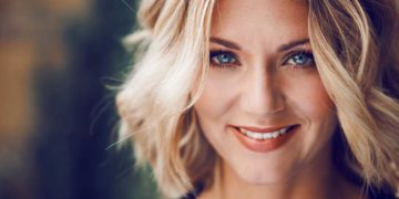 Schlagersängerein Ella Endlich und DSDS-Gewinnerin Marie Wegener in Cottbus