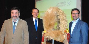 Elbe-Elster: Prämierte Erntekrone im Kreistag an Landrat übergeben