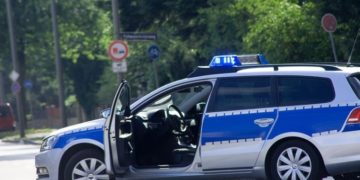 Fußgänger angefahren. Autofahrer flüchtet nach Unfall in Großräschen