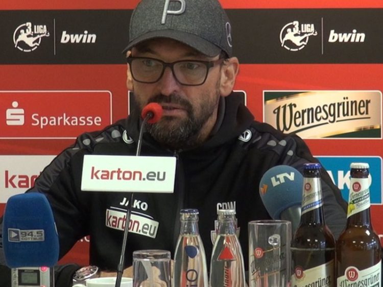 FCE Trainer Claus-Dieter Wollitz in der Pressekonferenz vor dem Ligaspiel gegen Wehen Wiesbaden
