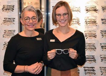 Senftenbergerin mit Siegerbrille aus den Sixties zum 2. Platz