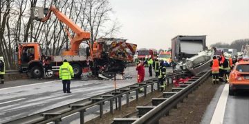 Sattelzug kracht in Baustellenfahrzeug, ein Toter. A13 bei Calau voll gesperrt