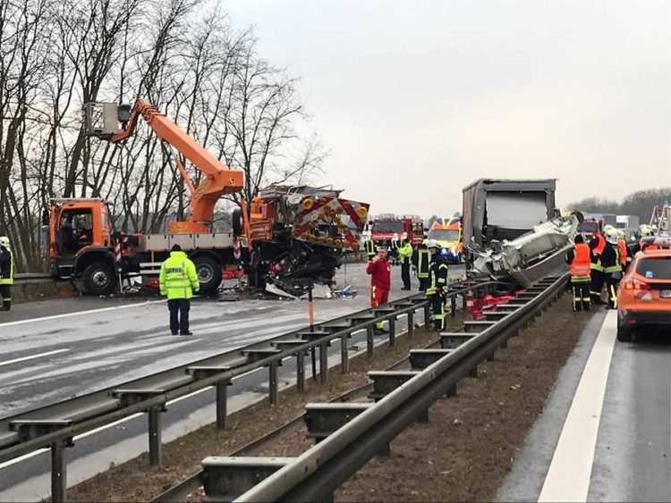 Sattelzug kracht in Baustellenfahrzeug, ein Toter. A13 bei Calau voll gesperrt