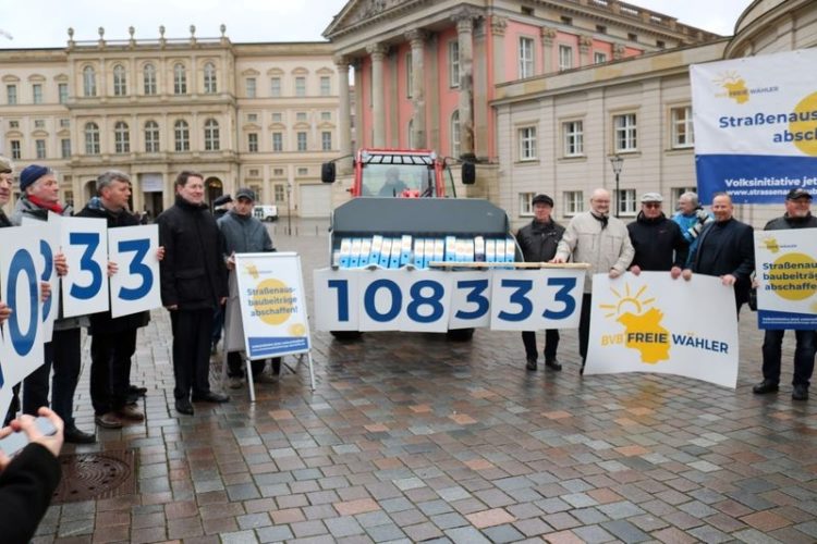 108.333 Stimmen. "Volksinitiative Straßenausbaubeiträge abschaffen" eingereicht