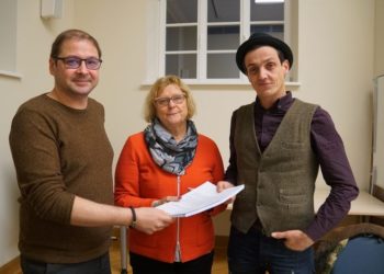 Philipp Gätner (r.) übergibt 3.000 Unterschirften dem Rechtsausschuss (Andreas Rothe (l.) & Kerstin Kirchaus (Mitte))