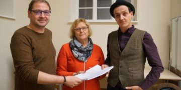 Philipp Gätner (r.) übergibt 3.000 Unterschirften dem Rechtsausschuss (Andreas Rothe (l.) & Kerstin Kirchaus (Mitte))