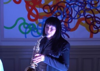 Solo-Musikerin Marie-Joana in der Lichtgalerie Cottbus