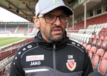 FCE Trainer Claus-Dieter Wollitz im Warm-Up bei FC Energie TV