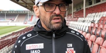 FCE Trainer Claus-Dieter Wollitz im Warm-Up bei FC Energie TV