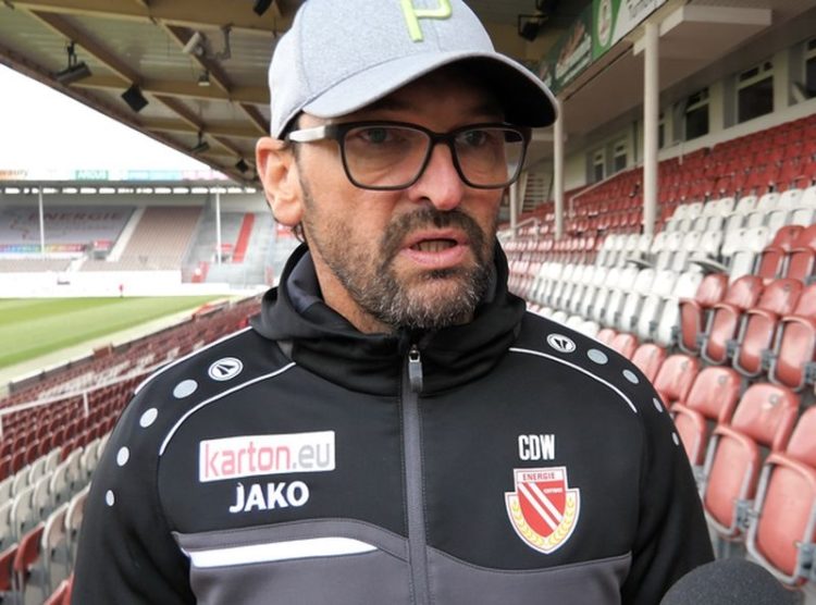 FCE Trainer Claus-Dieter Wollitz im Warm-Up bei FC Energie TV