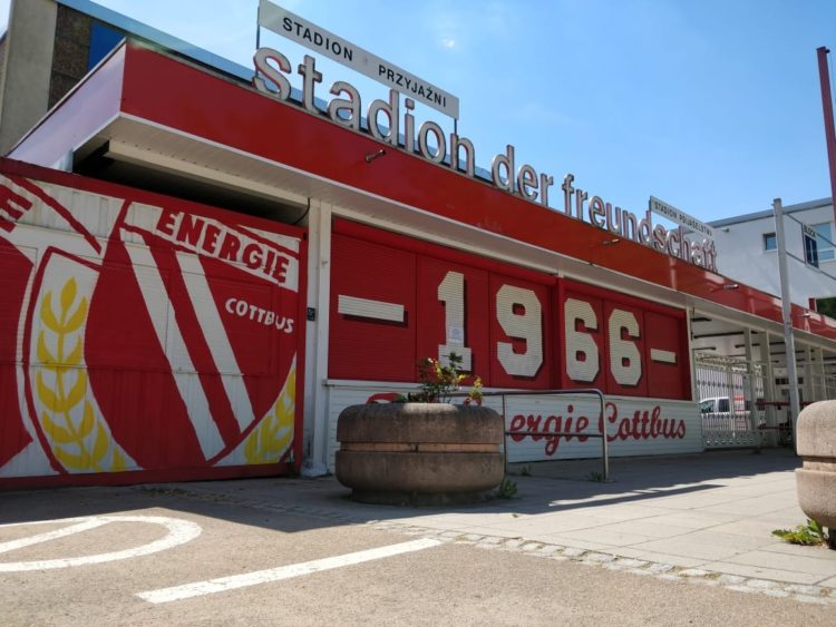 Toter Chemnitzer Rechtsextremer. Kritik an Trauerbanner im Cottbuser Stadion