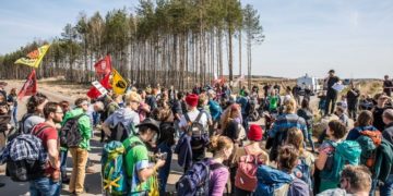 250 Menschen nehmen an Waldspaziergang entlang des Tagebaus Jänschwalde teil