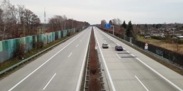 Steinewerfer treffen Auto auf A15 bei Cottbus