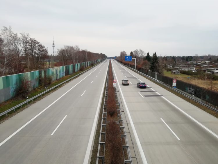 Steinewerfer treffen Auto auf A15 bei Cottbus