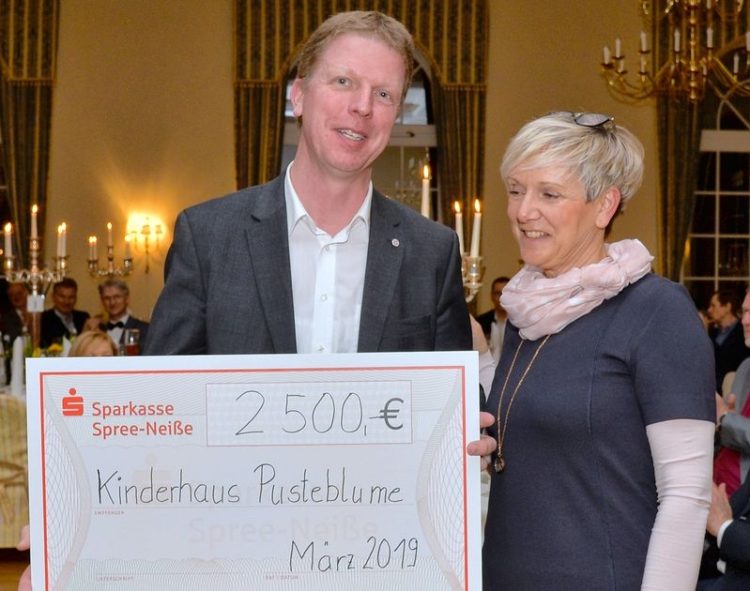 Cottbuser Lions-Frauen spenden an Kinderhaus Pusteblume