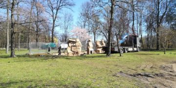 Zielgerade auf der Cottbuser SpreeMeile. Kletterfelsen entsteht