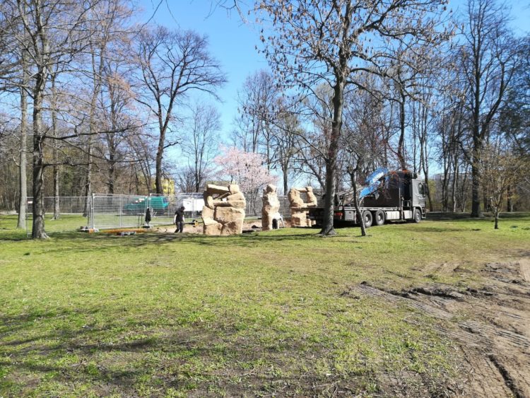 Zielgerade auf der Cottbuser SpreeMeile. Kletterfelsen entsteht
