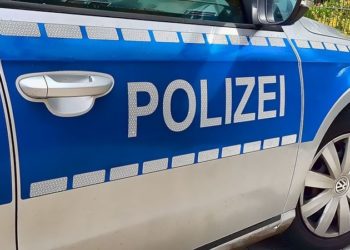 Unfallflucht: Betrunkene Autofahrerin verschwindet und greift Polizisten an