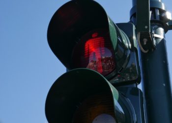 Jugendlicher läuft bei Rot über die Ampel. Autofahrer rastet aus und schlägt zu