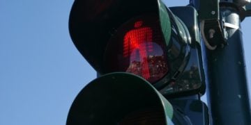 Jugendlicher läuft bei Rot über die Ampel. Autofahrer rastet aus und schlägt zu