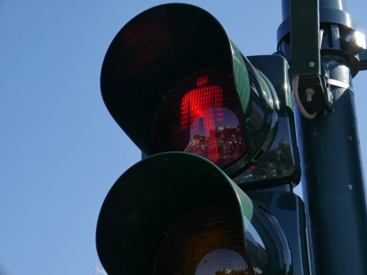 Jugendlicher läuft bei Rot über die Ampel. Autofahrer rastet aus und schlägt zu