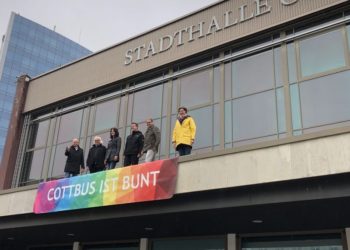 Cottbus: CMT hängt nach Diebstahl neues Banner an die Stadthalle