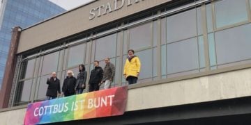 Cottbus: CMT hängt nach Diebstahl neues Banner an die Stadthalle