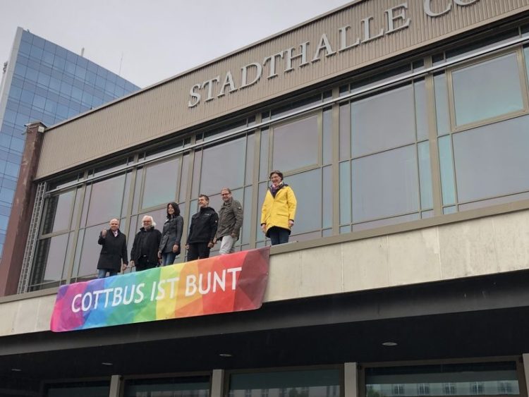 Cottbus: CMT hängt nach Diebstahl neues Banner an die Stadthalle