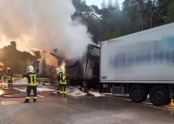Brennender LKW auf der A13 zwischen Ruhland und Ortrand