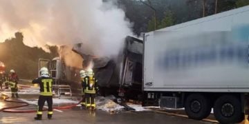 Brennender LKW auf der A13 zwischen Ruhland und Ortrand