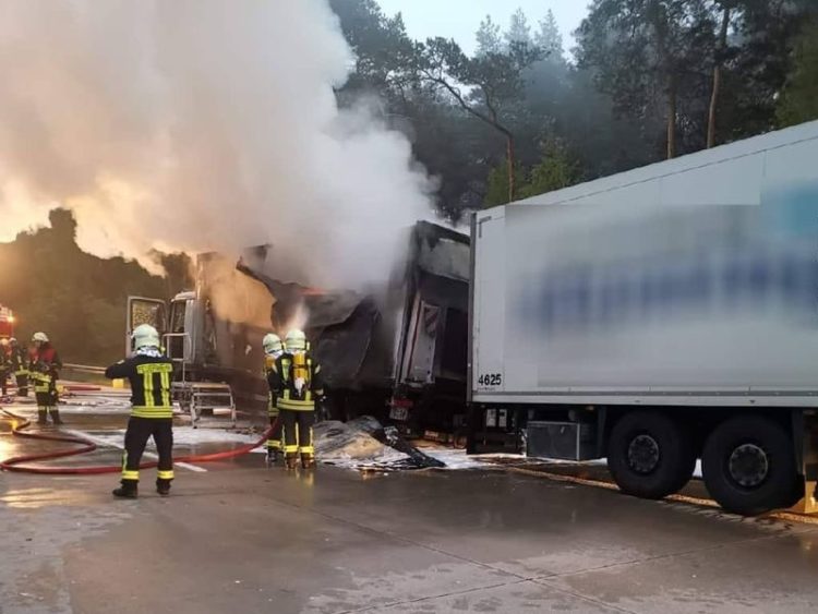 Brennender LKW auf der A13 zwischen Ruhland und Ortrand