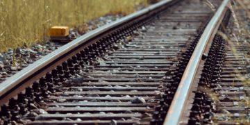 Lübbenau: Frau stirbt nach Unfall mit Regionalzug am Bahnübergang
