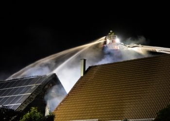Groß Gaglow: Feuer greift von Carport auf Mehrfamilienhäuser über