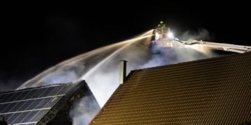 Groß Gaglow: Feuer greift von Carport auf Mehrfamilienhäuser über