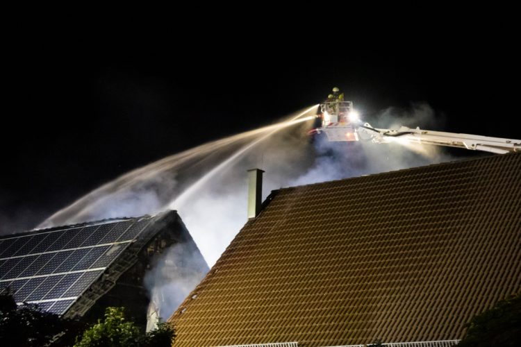 Groß Gaglow: Feuer greift von Carport auf Mehrfamilienhäuser über