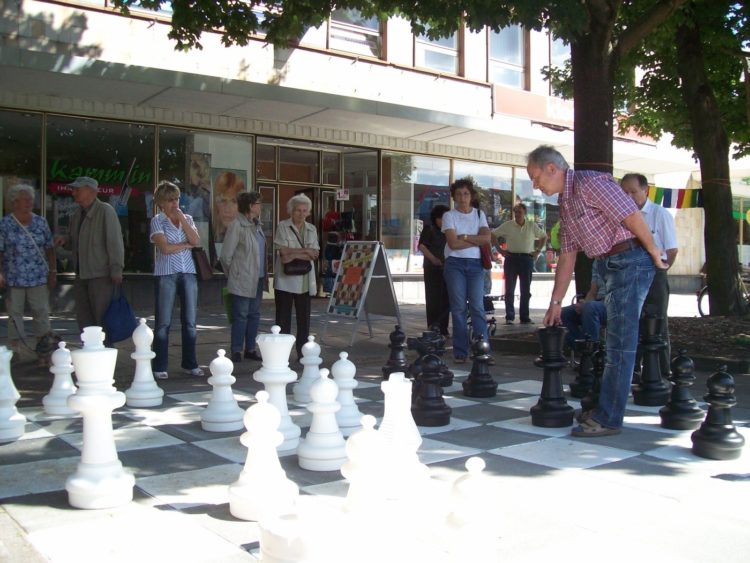 Eisenhüttenstadt: Schachpartien unter freiem Himmel noch bis September