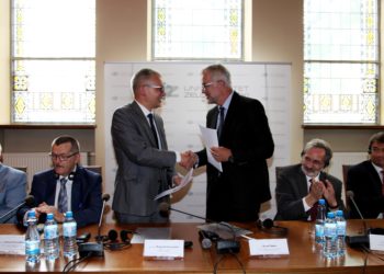 Foto: Prof. Dr. Wojciech Strzyżewski und Prof Dr. Tillack (Mitte v.l.n.r.) beglückwünschen sich zur Eröffnung des Joint Labs im Senatssaal der Universität Zielona Góra. © IHP 2019