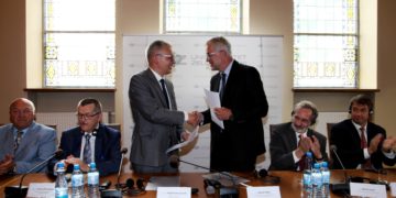 Foto: Prof. Dr. Wojciech Strzyżewski und Prof Dr. Tillack (Mitte v.l.n.r.) beglückwünschen sich zur Eröffnung des Joint Labs im Senatssaal der Universität Zielona Góra. © IHP 2019