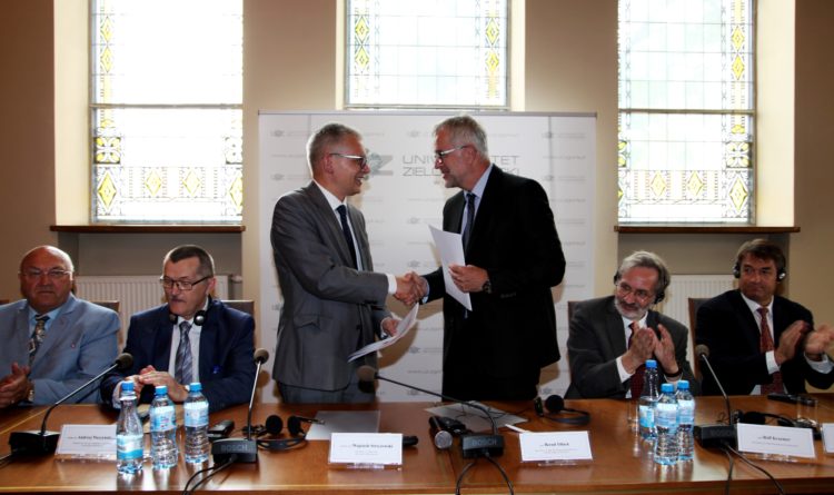 Foto: Prof. Dr. Wojciech Strzyżewski und Prof Dr. Tillack (Mitte v.l.n.r.) beglückwünschen sich zur Eröffnung des Joint Labs im Senatssaal der Universität Zielona Góra. © IHP 2019