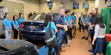 Chinesische Studierende auf Stippvisite im Lausitzer Handwerk