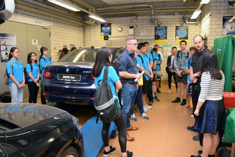 Chinesische Studierende auf Stippvisite im Lausitzer Handwerk