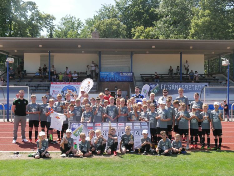 51 Kinder beim 2. Soccer Camp des FC Sängerstadt