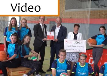 Übergabe Sportabzeichen Sparkasse Spree-Neiße an Theodor-Fontane-Schule Cottbus
